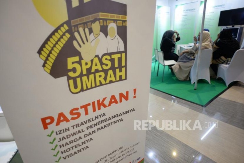[ilustrasi] Pengunjung meminta informasi di stand peserta Pameran umrah haji dan wisata muslim, Islamic Tourism Expo 2017 di Jakarta, Rabu (11/10).  
