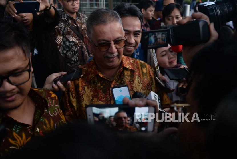 Mantan Direktur Utama PLN Sofyan Basir usai menjalani pemeriksaan di gedung KPK, Jakarta, Senin (6/5).