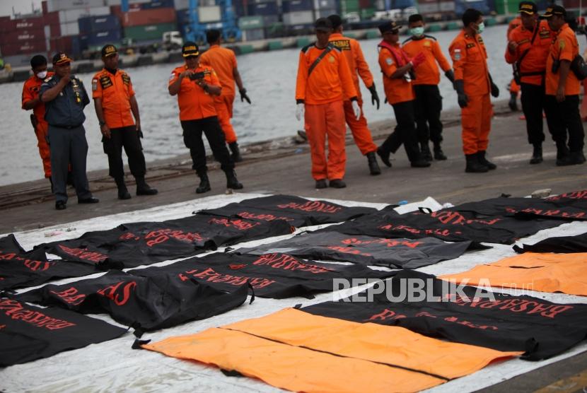 Kantong jenazah yayng berisi puing dan korban pesawat Lion Air JT-610 di Pelabuhan Tanjung Priok, Jakarta, Senin (5/11).