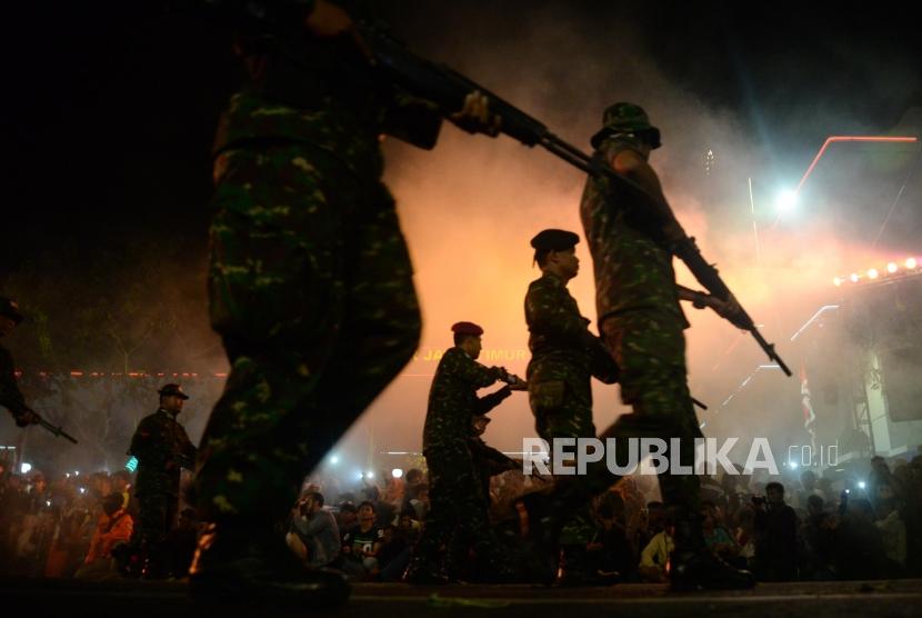 Sejumlah pemeran mementaskan drama kolosal Surabaya Membara di Jalan Tugu Pahlawan, Surabaya, Jawa Timur, Kamis (9/11). Drama yang menceritakan perjuangan arek-arek Suroboyo mempertahankan kemerdekaan RI tersebut dalam rangka memperingati Hari Pahlawan