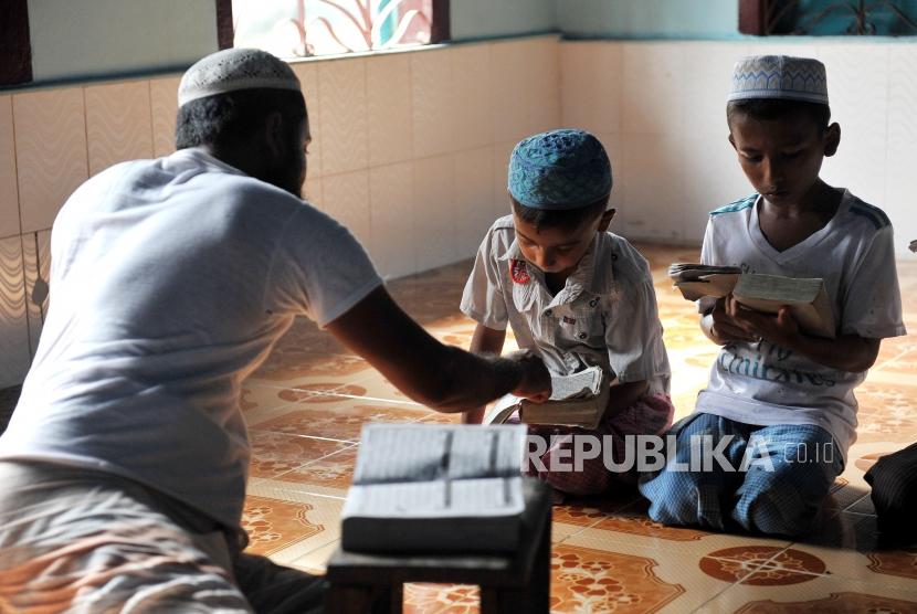 MUI Ingatkan Rezim Myanmar Soal Nasib Muslim Rohingya. Sejumlah anak muslim Rohingya membaca alquran di masjid kampung Char Pauk, Sittwe, Myanmar, Sabtu (2/6).