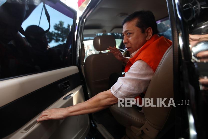 Tersangka kasus korupsi KTP Elektronik Setya Novanto didalam mobil seusai menjalani pemeriksaan di gedung KPK, Jakarta, Jumat (24/11).