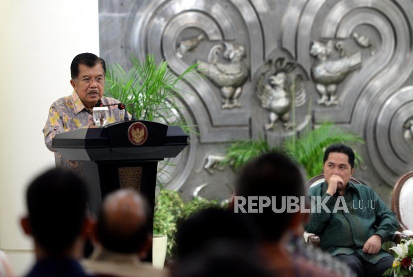  Wakil Presiden  sekaligus Ketua Pengarah Asian Games 2018, Jusuf Kalla memmberikan arahan usai penandatangaan kerjasama sponsor Asian Games 2018 di Istana Wapres, Jakarta, Rabu (6/12).
