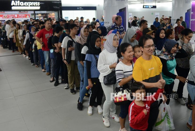 Sejumlah penumpang saat mengantre untuk memasuki gerbang tiket MRT di Stasiun MRT Bundaran HI, Jakarta, Senin (1/4).