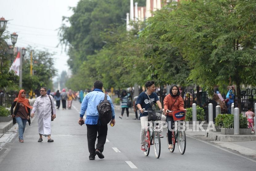 Ujicoba Semi Pedestrian Malioboro. Warga menikmati suasana hari bebas kendaraan bermotor saat uji coba semi pedestrian Malioboro di Yogyakarta, Selasa (27/8/2019).