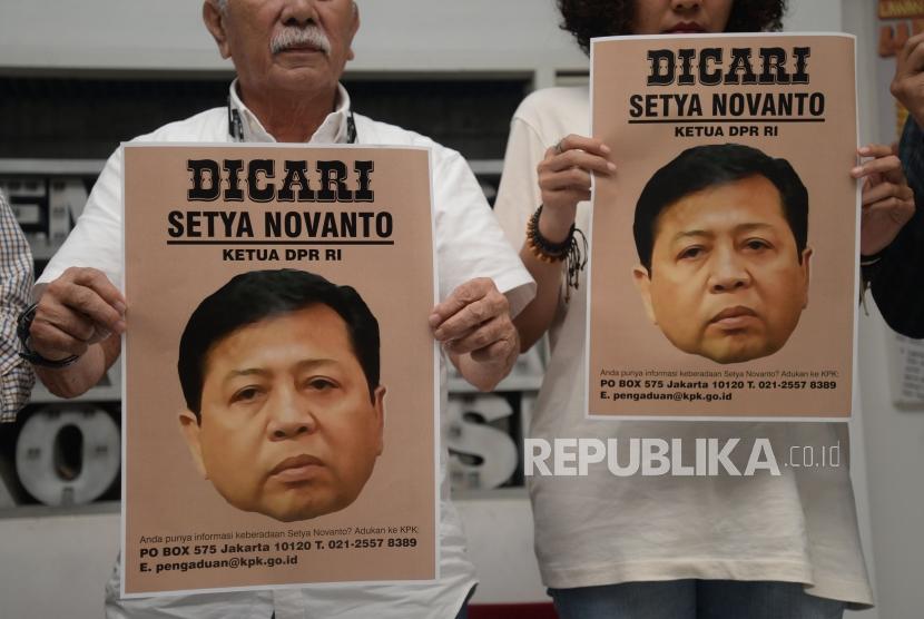 Officers show posters of the House of Representative speaker Setya Novanto show on wanted list, Thursday (November 16).