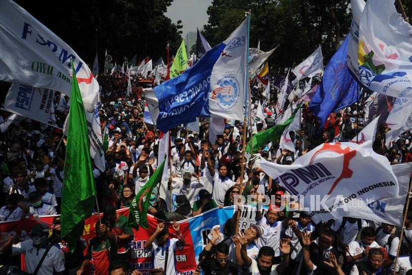 Sejumlah aliansi buruh dari berbagai ormas berjalan menuju Istana Negara pada peringatan Hari Buruh Internasional di Jakarta, Selasa (1/5).