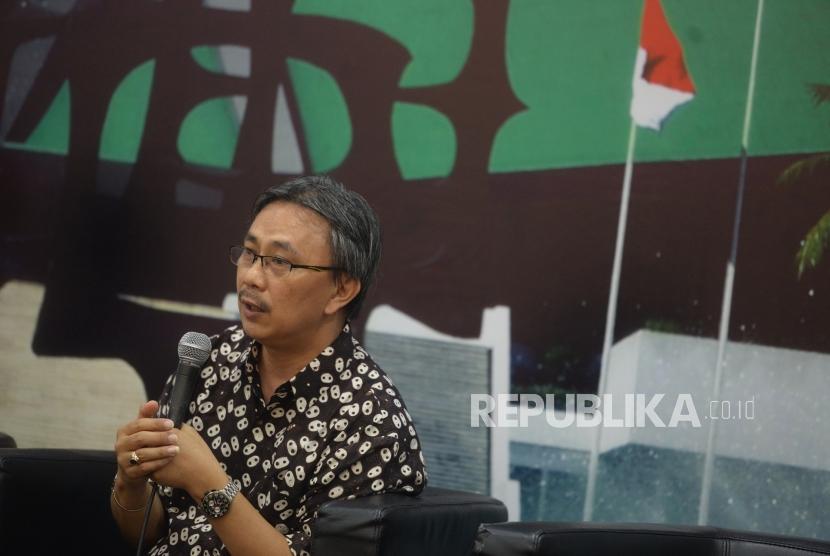  Koordinator Komite Pemilih Indonesia Jeirry Sumampow mengkritisi putusan PN Jakpus terkait jadwal pemilu 2024.