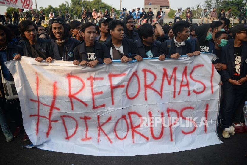 Mahasiswa dari sejumlah elemen mahasiswa se-Jabodetabek berunjuk rasa di depan kompleks Parlemen, Senayan, Jakarta, Senin (23/9).