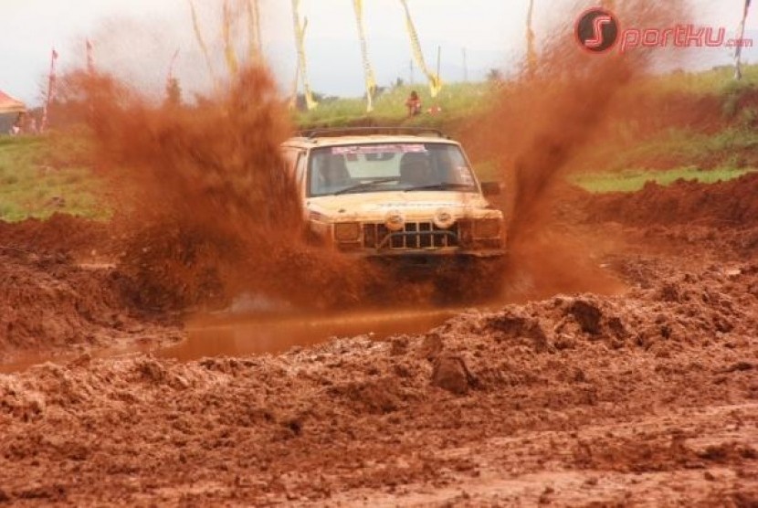 Aksi Mandi Lumpur Peserta Seri Penutup Kejurnas Speed Offroad