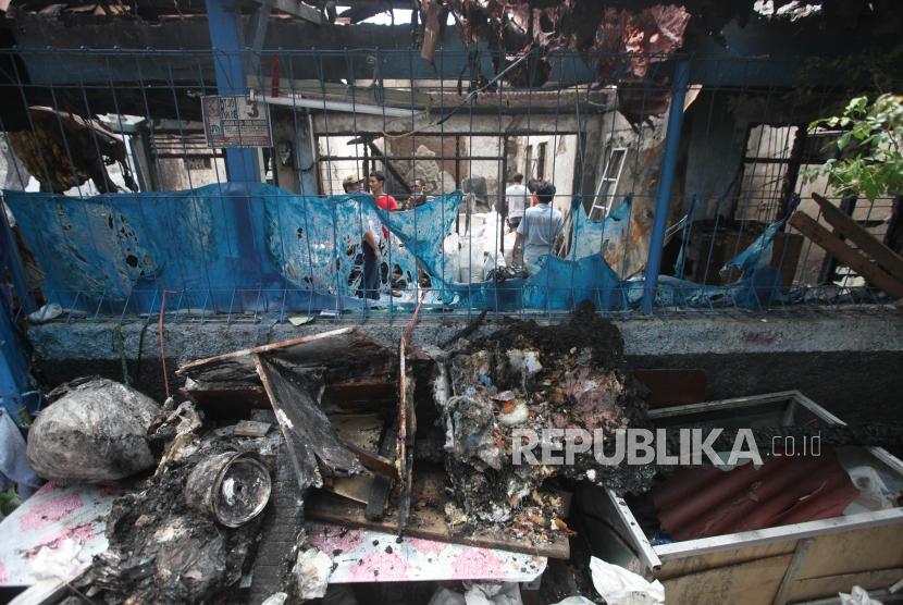Suasana kondisi rumah warga pasca kebakaran di kawasan Jembatan Besi, Kecamatan Tambora, Jakarta Barat, Senin (2/4).