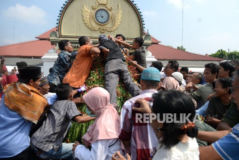 Grebeg Syawal. Warga berebut Gunungan Grebeg Syawal di Halaman Masjid Gedhe Kauman, Yogyakarta, Rabu (5/6/2019).