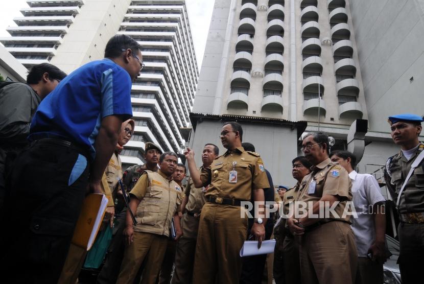 Jakarta governor Anies Baswedan (central) visits Sari Pan Pacific Hotel, Thamrin, Central Jakarta, to oversee its wastewater management on Monday (March 12).