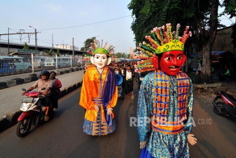 Pagelaran Seni Budaya Betawi. Ondel-ondel memeriahkan acara Pagelaran Seni Budaya Betawi bertajuk Keriaan Betawi Jatinegara di Pusat Kebudayaan Betawi, Jatinegara, Jakarta Timur, Rabu (25/10).