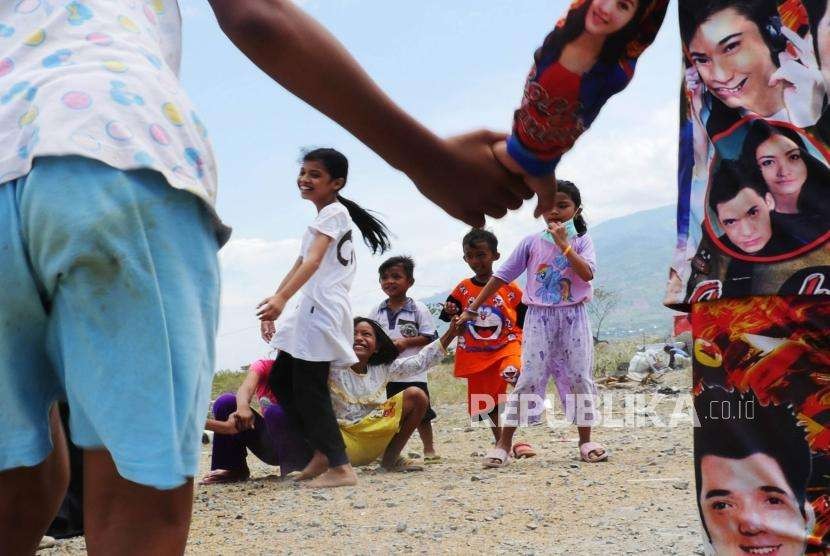 Sejumlah anak nampak bermain di sekitar tempat pengungsian Duyu, Palu Barat, kecamatan Tatanga, Selasa (9/10).
