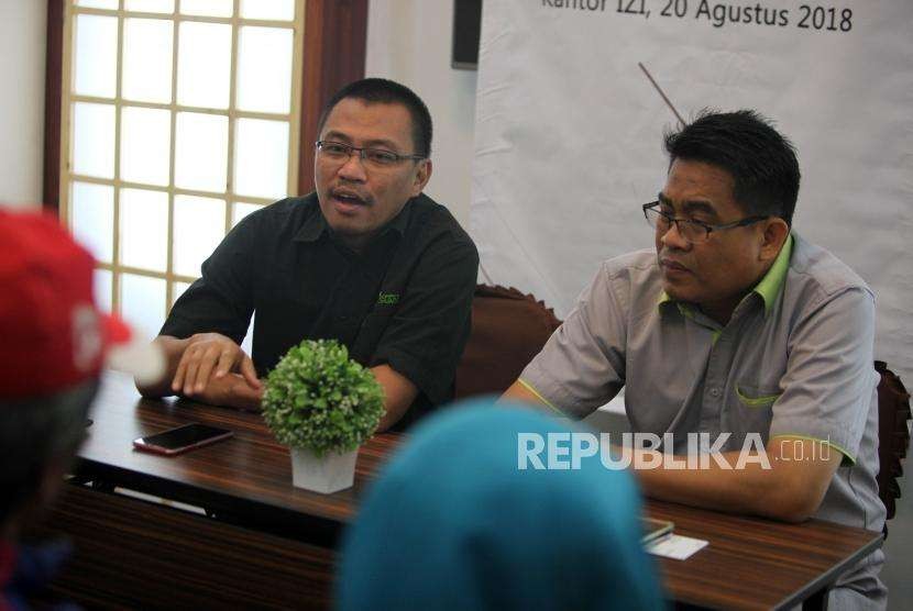 Ketua Forom Zakat Bambang Suherman (kiri) bersama Sekjen Forum Zakat Nana Sudiana (kanan) memberikan keterangan media terkait bencana gempa di Lombok, Nusa Tenggara Barat di Kantor Insiatif Zakat Indonesia, Jakarta, Senin (20/8).