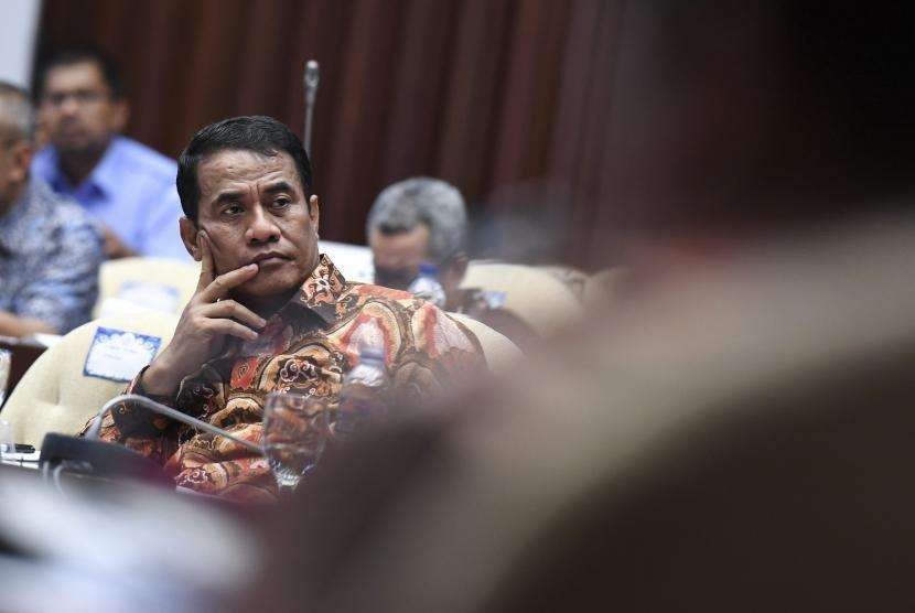 Menteri Pertanian Amran Sulaiman sekaligus mewakili Menteri Kelautan dan Perikanan mengikuti rapat kerja dengan Komisi IV DPR di Kompleks Parlemen, Senayan, Jakarta, Rabu (12/9).