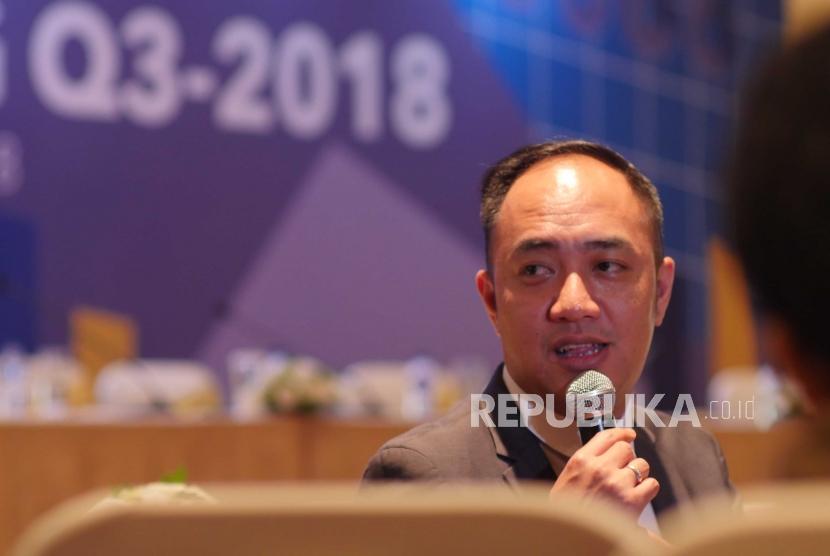 Senior Vice President PT Bank Pembangunan Daerah Jawa Barat dan Banten Tbk (BJB) M As'adi Budiman menjawab pertanyaan wartawan pada acara Analyst Meeting Q3-2018 di Jakarta, Kamis (25/10).
