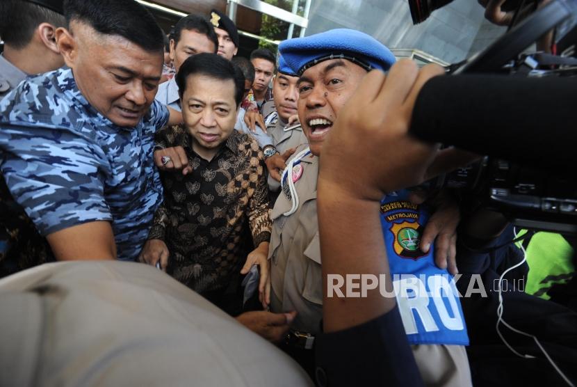 Terdakwa kasus tindak pidana korupsi KTP Elektronik Setya Novanto di kawal usai menjalani sidang  lanjutan  dengan agenda putusan sela  di TIPIKOR, Jakarta, Kamis (4/1).