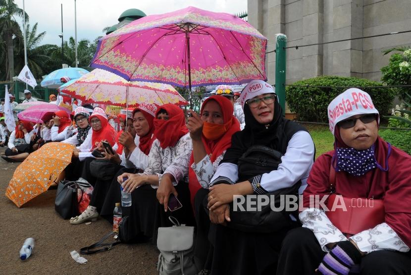 Sejumlah guru honorer menggelar aksi di depan Gedung DPR, Senayan, Jakarta, Selasa (27/3).