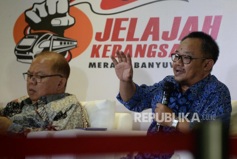Sekretaris Umum PP Muhammadiyah Abdul Mu'ti (kanan) bersama para narasumber lainnya menjadi pembicara dalam dialog kebangsaan seri II di Stasiun Gambir, Jakarta, Senin (18/2).