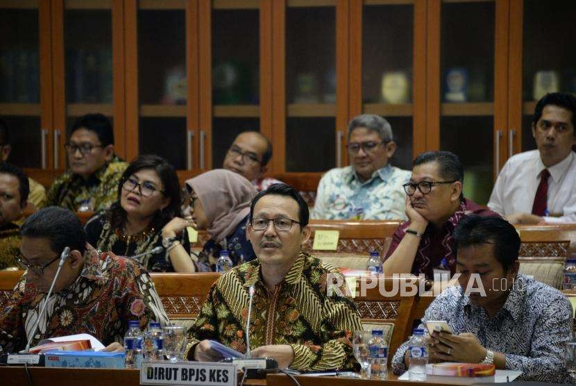 Dirut BPJS Kesehatan Fachmi Idris (tengah) mengikuti rapat kerja dengan Komisi IX DPR di Komplek Parlemen, Senayan, Jakarta, Senin (17/9).