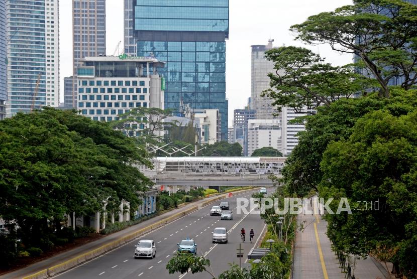 Suasana Jalan Jenderal Sudirman yang lengang di Jakarta (ilustrasi)
