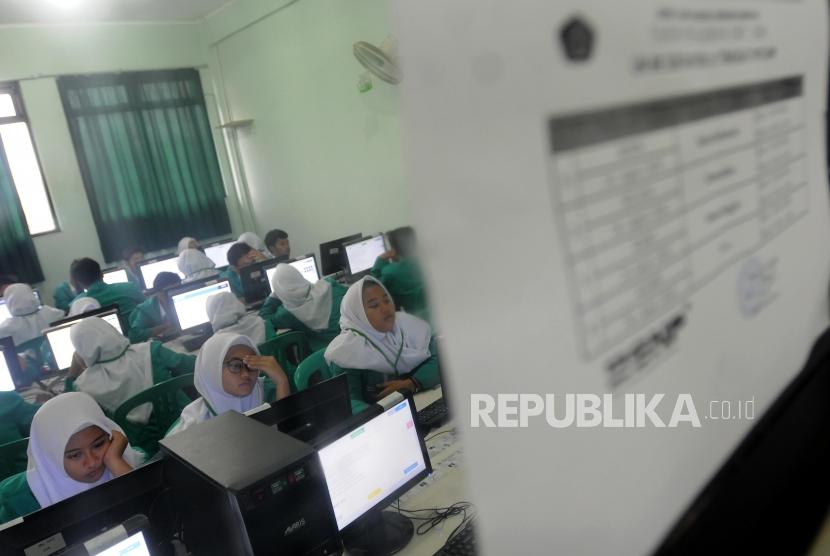 Sejumlah pelajar saat mengikuti Ujian Nasional Berbasis Komputer (UNBK) di Madrasah Tsanawiyah (MTs) Fatahillah, Jakarta, Senin (23/4).