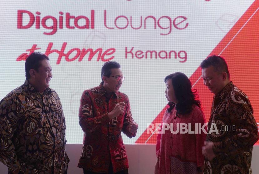 Presiden Direktur CIMB Niaga Tigor M Siahaan (kedua kiri) berbincang degnan  Direktur Lani Darmawan (kedua kanan), Head of Saleiaga Robby Mondong (kanan) dan Head of Digital Branchless and Parthership CIMB Niaga Bambang Karso Adi pada acara peresmian Digital Lounge @Home di Jakarta, Kamis (26/9).