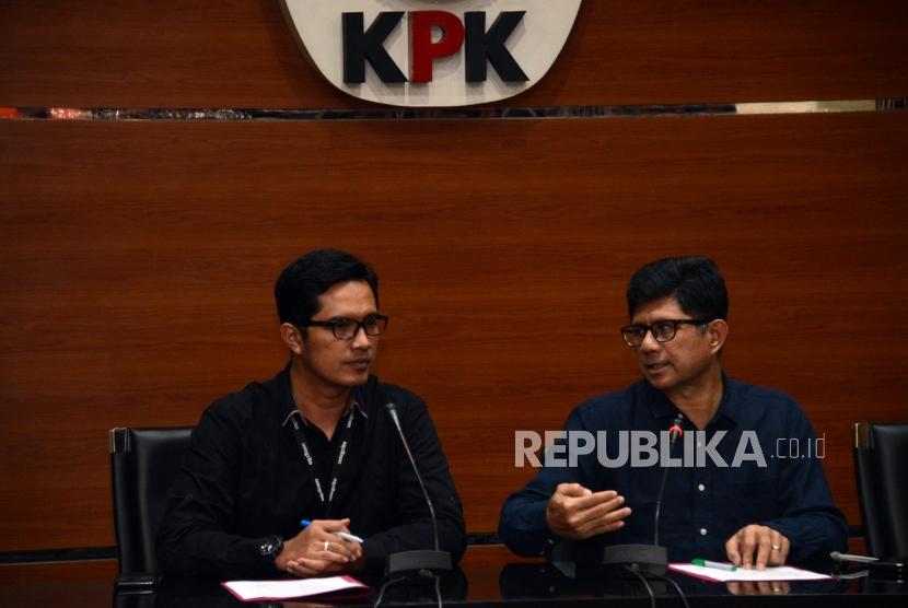 Wakil Ketua KPK Laode M. Syarif bersama Juri Bicara KPK Febri Diansyah memberikan keterangan saat konferensi pers di Gedung KPK, Jakarta, Sabtu (4/5).