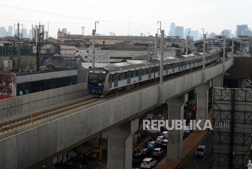 MRT. Kereta MRT melintas saat uji coba publik pengoperasian MRT fase I Koridor Lebak Bulus-Bundaran HI di Jakarta, Rabu (20/3).