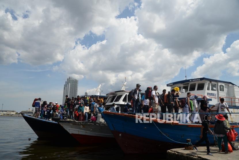 Penumpang dari Kabupaten Kepulauan Seribu turun dari kapal motor di Pelabuhan Kali Adem, Jakarta Utara (ilustrasi).