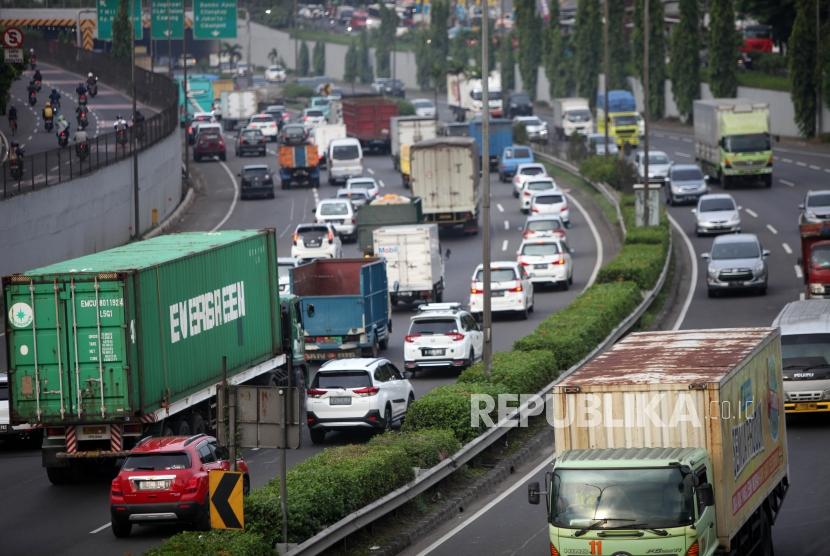 Sejumlah truk melintas di Jalan Ruas Tol Lingkar Luar, Pondok Pinang, Jakarta, Kamis (24/5).