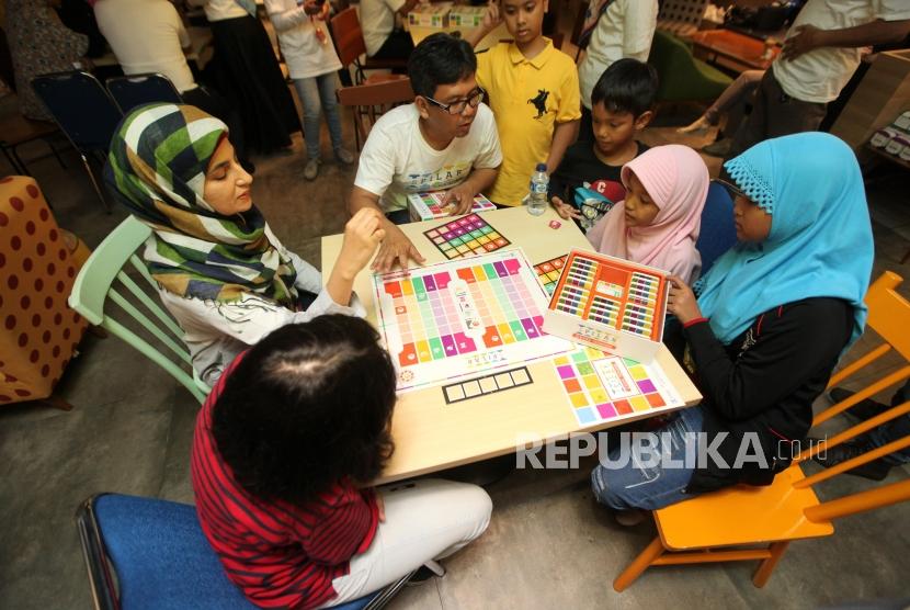 Pengunjung bermain permainan 5 Pilar didampingi Direktur Operasional Republika Arys HIlman saat acara Soft Lauching Boardgames 5 Pilar di Gramedia Pondok Indah, Jakarta, Sabtu (17/3).