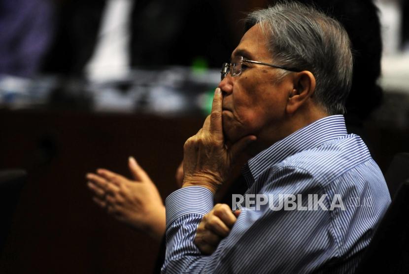 Mantan menteri koordinator Bidang Ekonomi, Keuangan dan Industri Kwik Kian Gie saat menjadi saksi di Pengadilan Tipikor, Jakarta.