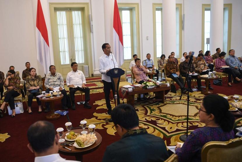 Presiden Joko Widodo memberikan arahan ketika memimpin Sidang Kabinet Paripurna di Istana Bogor, Jawa Barat, Senin (8/7/2019).