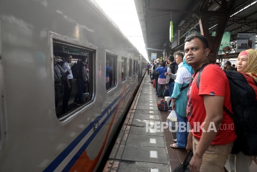 Arus Mudik Stasiun Senen. Penumpang memadati peron Stasiun Pasar Senen, Jakarta, Ahad (10/6).