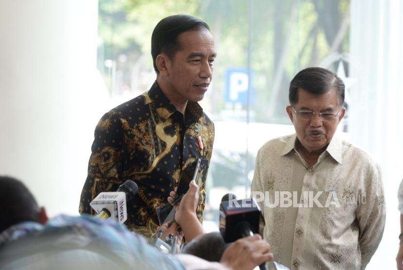 Presiden Joko Widodo (kiri) bersama Wapres Jusuf Kalla menjawab pertanyaan wartawan usai pertemuan di Istana Wakil Presiden, Jakarta, Kamis (9/8).