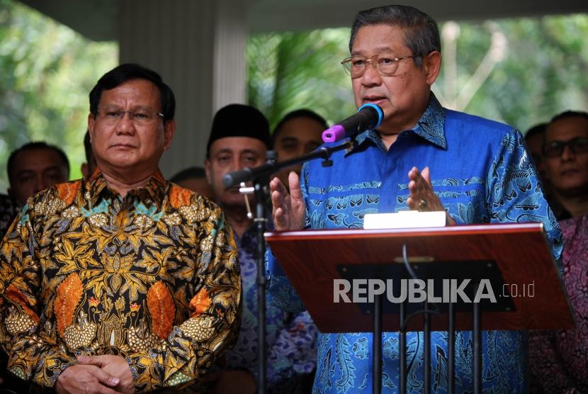 Ketua Umum Partai Gerindra Prabowo Subianto (kiri) bersama Ketua Umum Partai Demokrat Susilo Bambang Yudhoyono (kanan) memberikan keterangan kepada media usai pertemuan tertutup di kediaman Prabowo, Jalan Kertanegara, Kebayoran Baru, Jakarta, Senin (30/7).