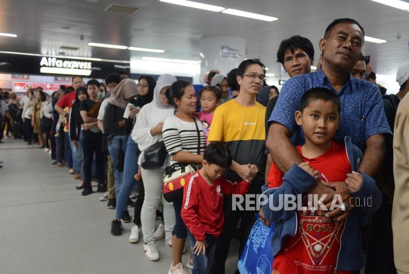 Sejumlah penumpang saat mengantre untuk memasuki gerbang tiket MRT di Stasiun MRT Bundaran HI, Jakarta, Senin (1/4).(Republika/Putra M. Akbar)