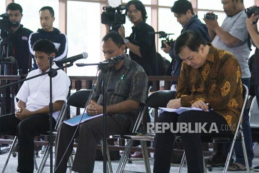Tersangka kasus suap proyek Meikarta, Billy Sindoro (kanan) beesama kedua tersangka lainnya mengikuti sidang eksepsi, di Pengadilan Tipikor, Kota Bandung, Jalan LRE Martadinata, Kota Bandung, Rabu (26/12).