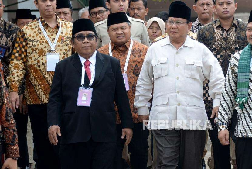 Calon Presiden nomor urut 02 Prabowo Subianto bersama Ketua Umum Lembaga Dakwah Islam Indonesia (LDII) Abdullah Syam menghadiri Rakernas LDII, di Pondok Pesantren Minhaajurrosyidin, Jakarta, Kamis (11/10).