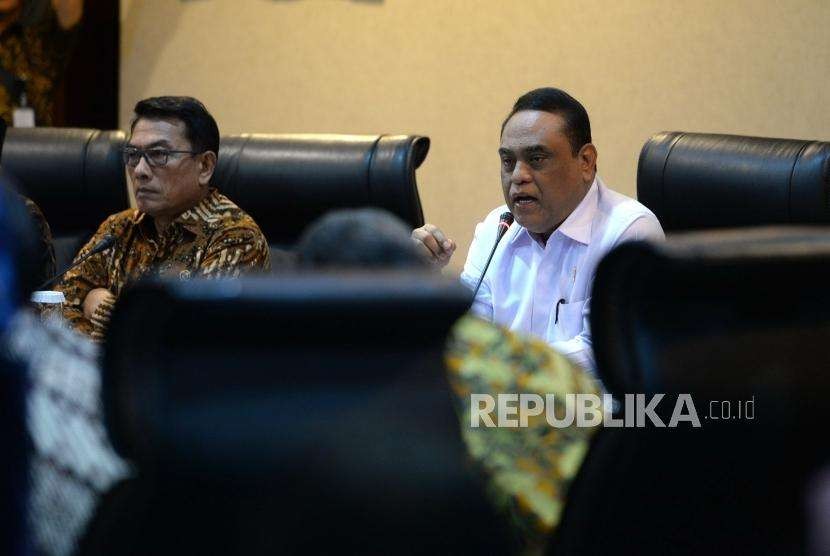 Pengangkatan Guru Honorer. Menpan RB Syafruddin (kanan) bersama Kepala Staf Presiden Moeldoko memberikan keterangan pers terkait guru honorer di Kantor Staf Presiden, Jakarta, Jumat (21/9).