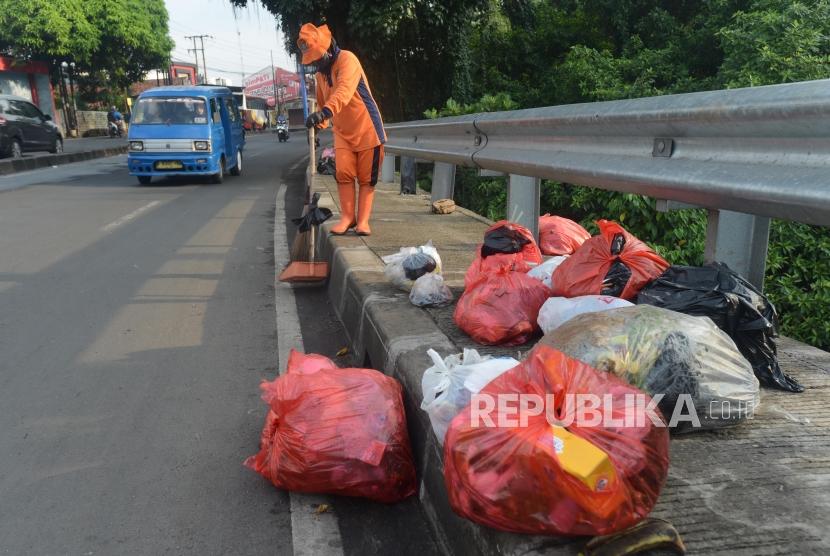 Tumpukan plastik berisi sampah berada di pinggir Jalan Raya Bogor - Jakarta, Depok, Jawa Barat (ilustrasi)