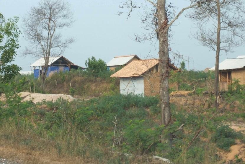 Sejumlah rumah sementara didirikan para perambah hutan di Register 45, Mesuji, Lampung, Selasa (2/10).