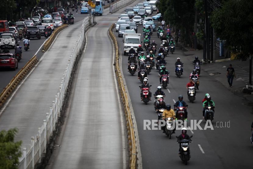 Sejumlah kendaraan melintas di Ruas Jalan Mampang, Jakarta, Rabu (31/1).