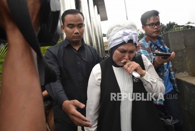 Ibu dari tersangka Gubernur Zumi Zola, Hermina Djohar, menangis usai dilakukan pemeriksaan di Komisi Pemberantasn Korupsi (KPK), Jakarta, Rabu (23/5).