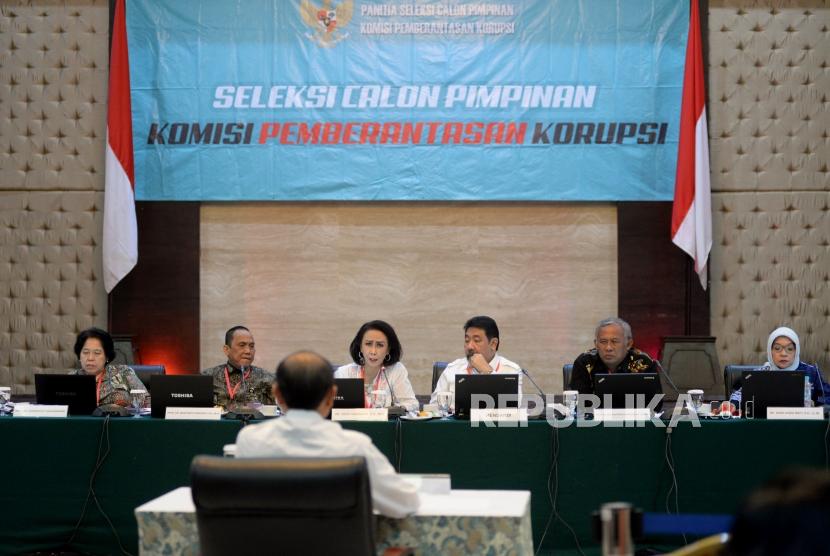 Ketua Pansel Capim KPK Yenti Garnasih (tengah) didampingi anggota pansel memimpin tes wawancara dan uji publik Calon Pimpinan Komisi Pemberantasan Korupsi (Capim KPK) periode 2019-2023 di Kementerian Sekretariat Negara, Jakarta, Selasa (27/8).