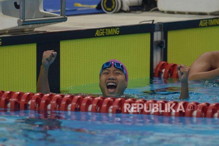 Selebrasi perenang Syuci indriani usai memenangkan final  Para Swim  100 Meter gaya dada di Asian Para Games, Stadion Akuatik, Jakarta, Senin (8/10).