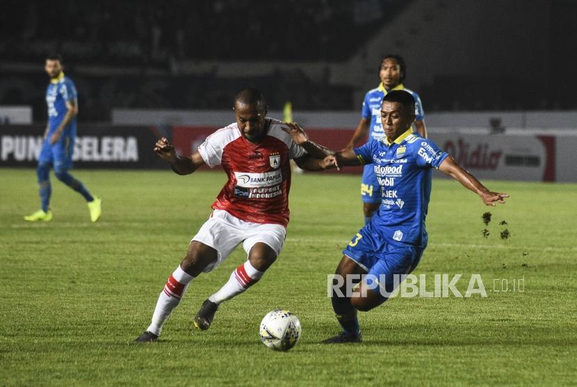 Gelandang Persib Bandung Febri Hariyadi (kanan).